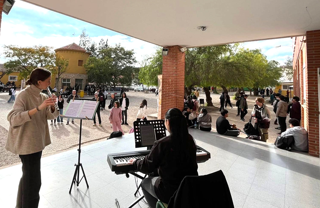 La música llena los recreos de los centros de enseñanza secundaria de la localidad